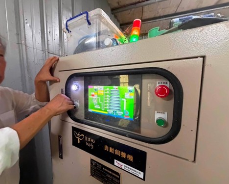 Professor Cheng-Jen Shih explains the automated control system that manages feeding, environmental conditions, and the rotation of the multi-layer black soldier fly larval rearing system